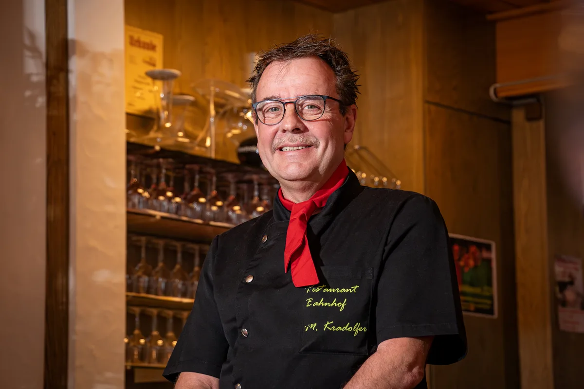 Der gelernte Koch hat sich und sein Restaurant neu erfunden. Besuch bei Markus Kradolfer im restaurant Bahnhof in Bauma.